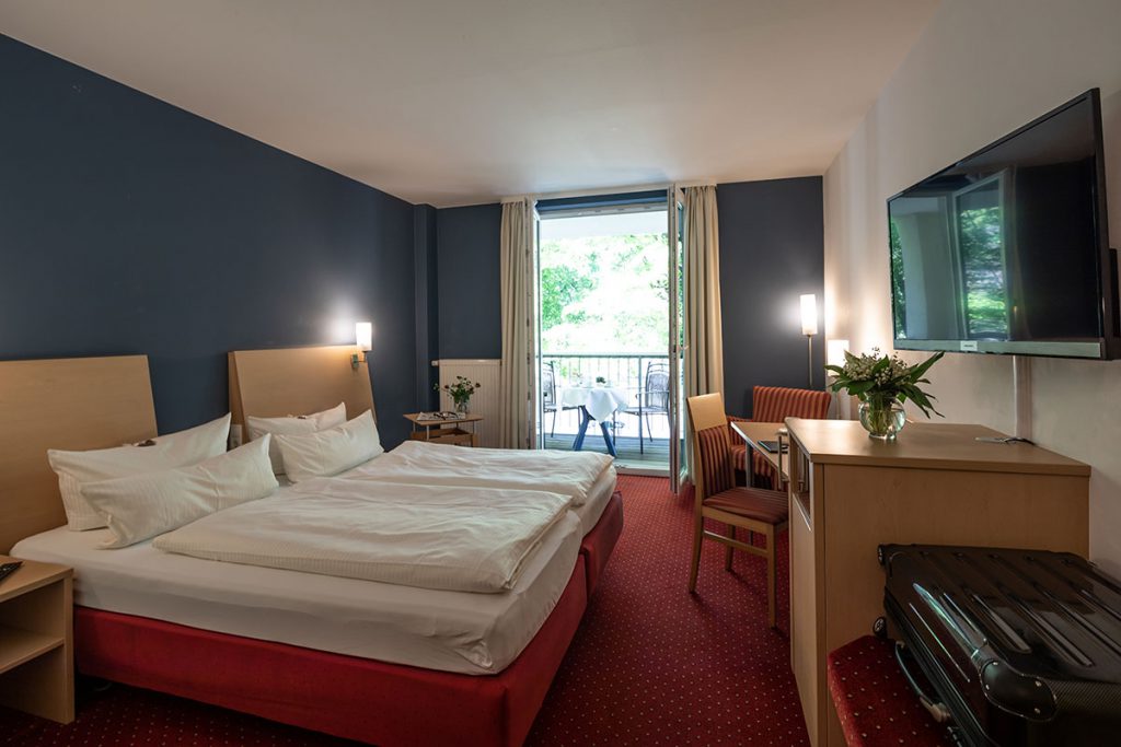 Geräumiges Doppelzimmer im Hotel in Karlstadt mit Schreibtisch, Fernseher und Balkon