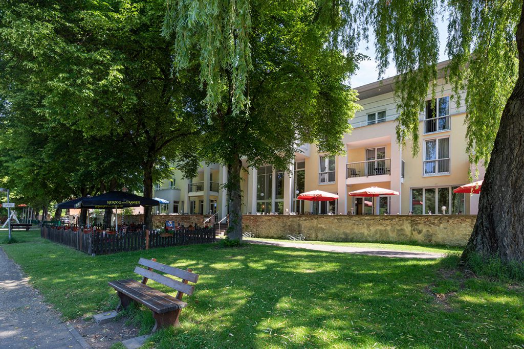 View of the Main terrace in the greenery of the hotel in Karlstadt directly from the Main cycle path