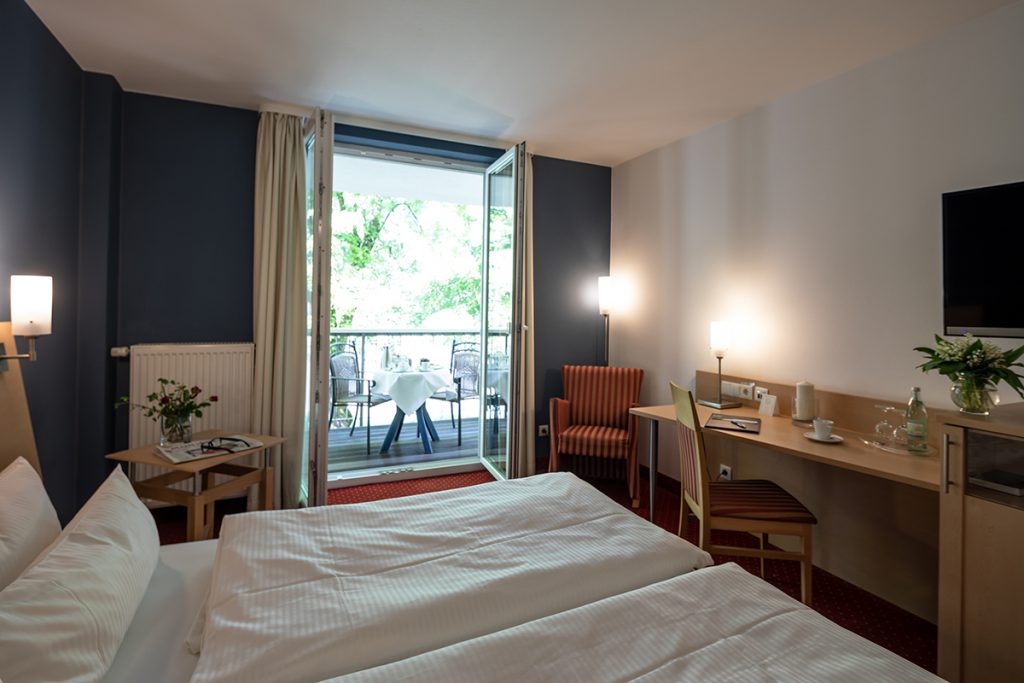 Large double room with Main view at the Hotel Mainpromenade in Karlstadt with private balcony