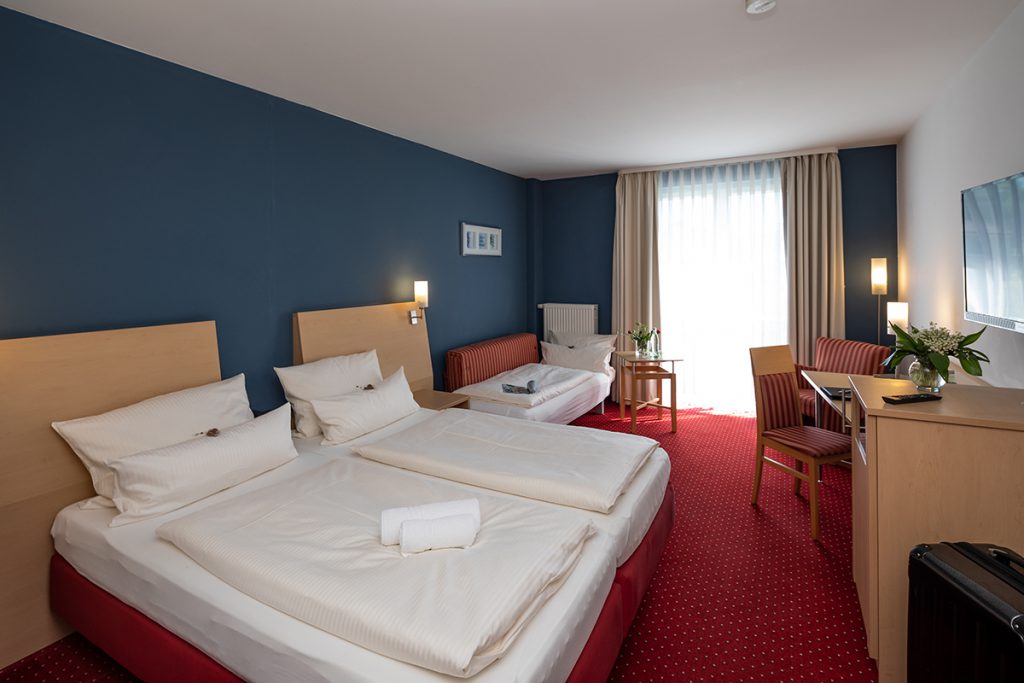 Gemütliches Doppelzimmer mit Zustellbett als Arrangement im Hotel in Karlstadt