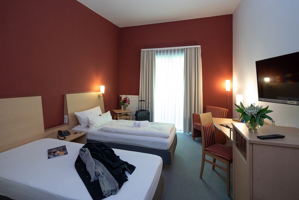 Großes Zimmer mit gemütlichem Bett im Hotel in Karlstadt
