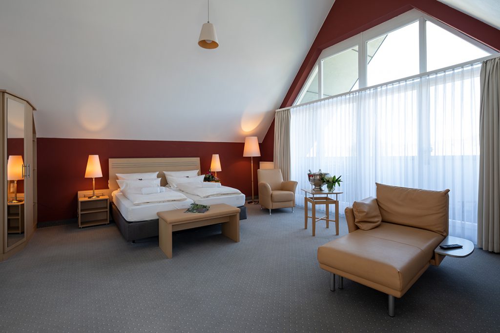 Großes Zimmer mit Doppelbett in der Junior-Suite mit Stadtblick im Hotel Mainpromenade in Karlstadt