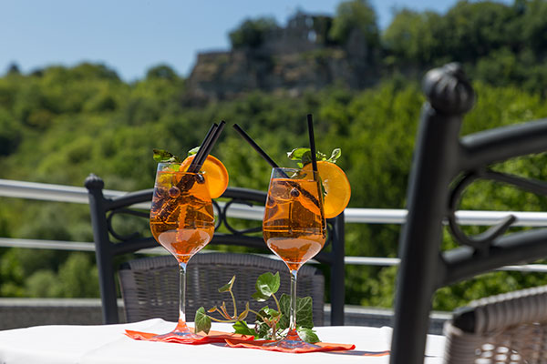 Nahaufnahme von zwei Aperol Spritz Gläsern serviert auf der Main-Terrasse des Hotels in Karlstadt
