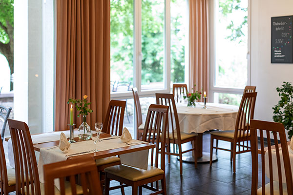 Gemütlich gedeckte Tische im Hotel und Restaurant in Karlstadt bei Kerzenlicht