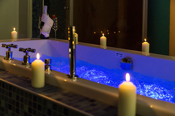 Whirlpool bei entspannender Atmosphäre und blauem Licht im Wellnessbereich des Hotels in Karlstadt