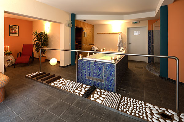 Wellness area with bathtub and foot reflexology therapy at the wellness hotel in Mainfranken