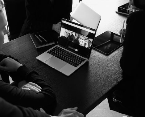 Schwarzweiß Aufnahme von Teilnehmern vor einem PC während einer Tagung im Hotel in Karlstadt